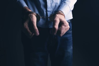 Suçlu kavramına kelepçelenmiş adamlar