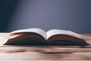 Masanın üzerinde açık bir kitap.