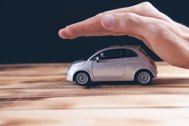 Man 's Hand Minyatür Arabayı Koruyor