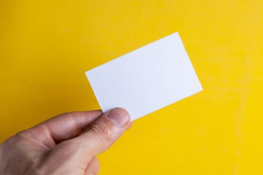 Elinde küçük bir kağıt tutan bir adam.