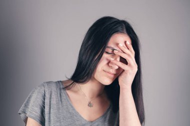 Genç bir kızın başı ağrıyor.