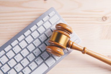 Çekiç ve bilgisayar klavyesinin görüntüsünü kapat.