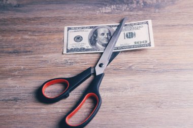 Makas bir doları ikiye böler.