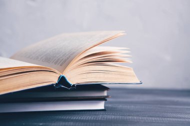 Masanın üzerinde açık bir kitap.