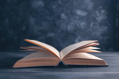 Masanın üzerinde açık bir kitap.