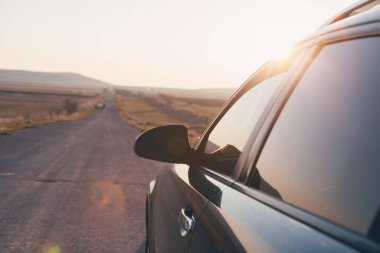 Uzun bir yolda arabayla seyahat etmek.