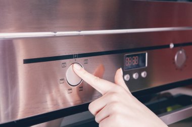 Kız mikrodalgayı açtı.