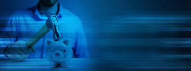 Üzgün, pembe bir domuz kumbarasına eski moda bir çekiç çarpmak üzere. Finansal bir sorun.