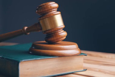 Tahta Yargıç Tokmak ve hukuk kitapları.