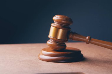 Tahta arka planda Yargıç Tokmak