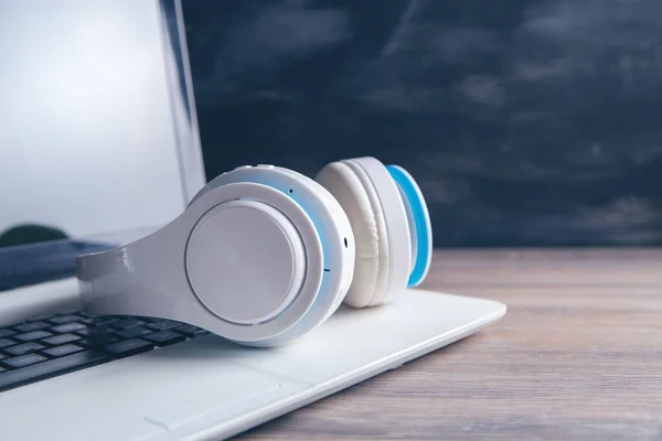 Auscultadores Brancos Com Computador Ouvir Áudio Música — Fotografia de Stock