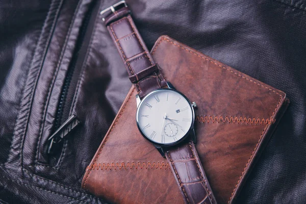 Brieftasche Mit Uhr Und Kopierraum — Stockfoto