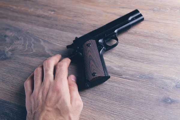 Hombre Sosteniendo Arma Sus Manos — Foto de Stock