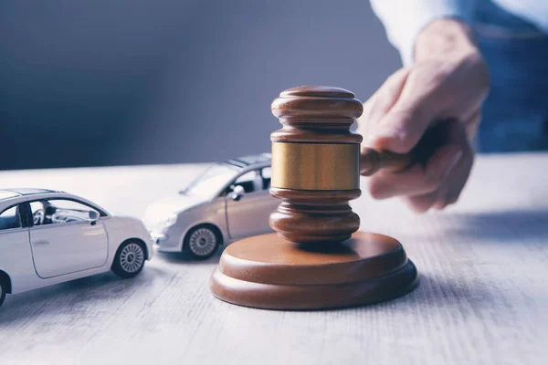 Μοντέλο Του Αυτοκινήτου Και Του Gavel Αγωγή Ατυχήματος Ασφάλιση Δικαστική — Φωτογραφία Αρχείου