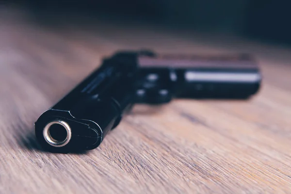 Pistola Negra Tumbada Sobre Mesa — Foto de Stock