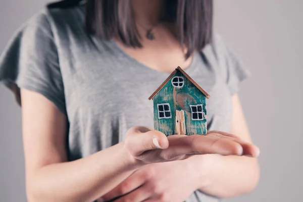 Chica Sosteniendo Modelo Casa — Foto de Stock