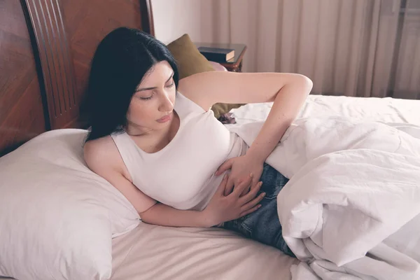 Mädchen Liegt Mit Bauchschmerzen Bett — Stockfoto