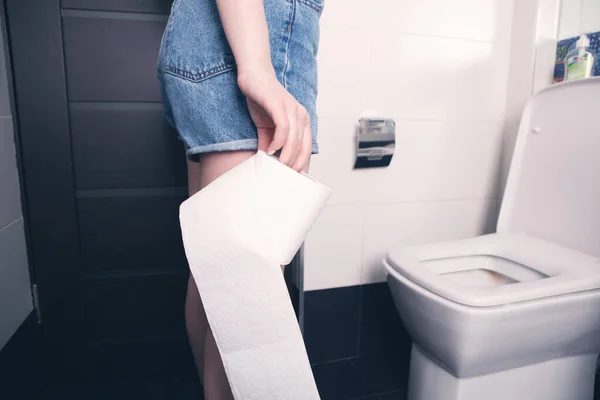 Gadis Memegang Kertas Toilet Tangannya — Stok Foto