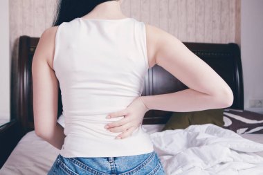 Genç bir kızın sırtı ağrıyor..