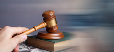 mahkeme tokmağı kitap ve parayla