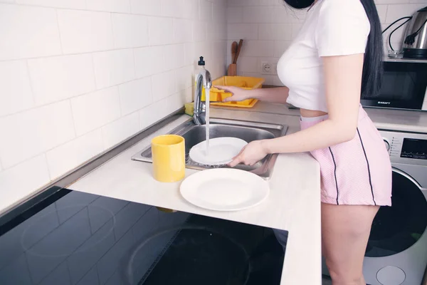 Girl Washes Dishes — Stock Photo, Image