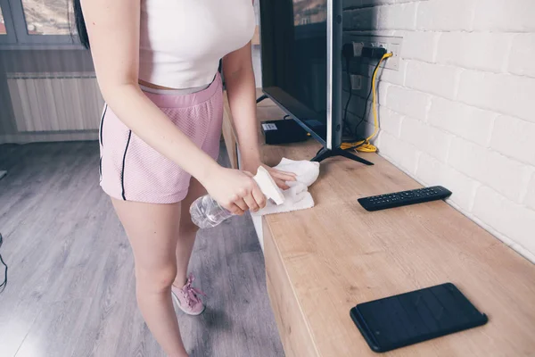 Junge Haushälterin Putzt Wischt Die Tischfläche — Stockfoto