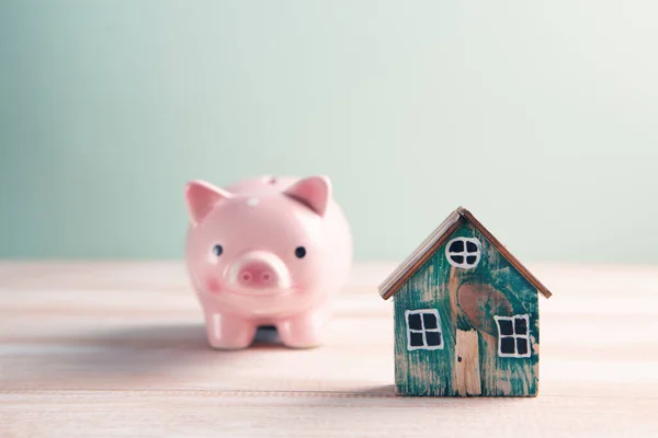 Piggy Bank Model Huis Opgestapeld Voor Thuis — Stockfoto