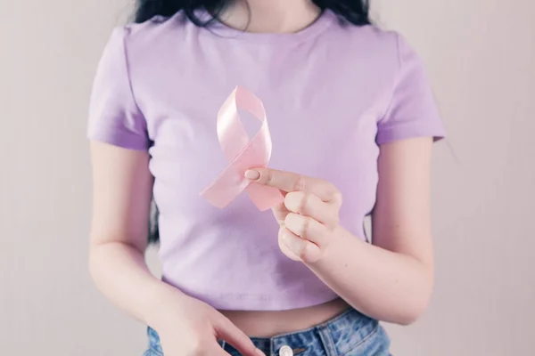 Menina Segurando Vermelho Fita Sinal Câncer — Fotografia de Stock