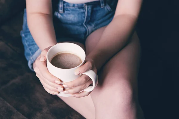 Närbild Kvinnliga Händer Med Mugg Dryck — Stockfoto