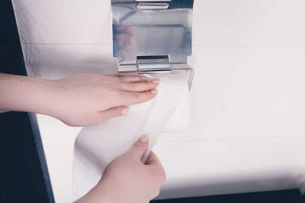 Chica Sosteniendo Papel Higiénico Sus Manos — Foto de Stock