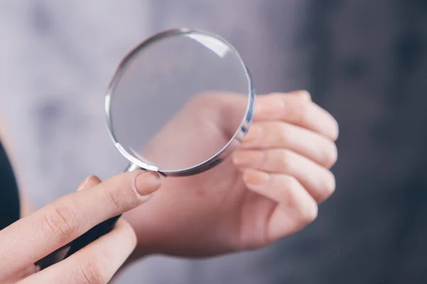 Flicka Kontrollerar Naglar Med Ett Förstoringsglas — Stockfoto