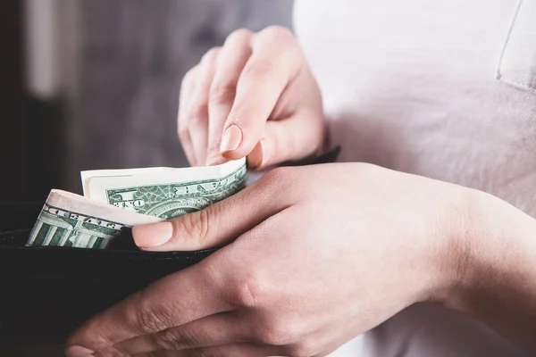 Κορίτσι Κρατάει Πορτοφόλι Στα Χέρια Της Και Παίρνει Χρήματα — Φωτογραφία Αρχείου