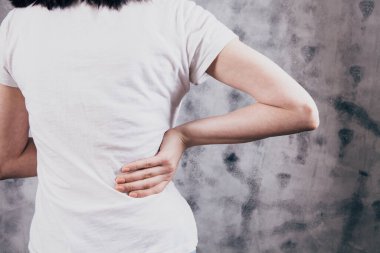 Genç bir kızın sırtı ağrıyor..