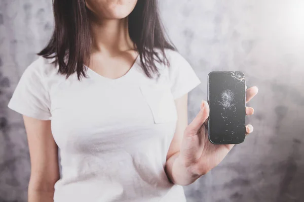 Mädchen Zeigt Kaputtes Handy — Stockfoto