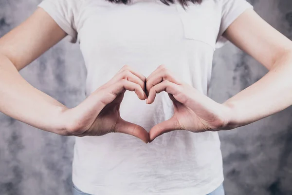 Schöne Mädchen Macht Eine Herz Geste Mit Ihren Händen — Stockfoto