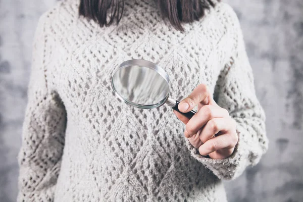 Flicka Som Håller Ett Förstoringsglas Sina Händer Söka Information — Stockfoto