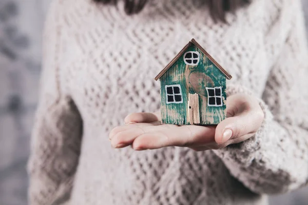 Familienpflege Und Absicherungskonzept Modell Eines Kleinen Hauses — Stockfoto