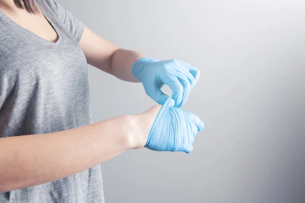 Girl Puts Rubber Gloves — Stock Photo, Image