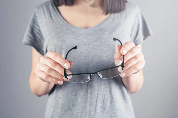 Mädchen Mit Brille Der Hand — Stockfoto