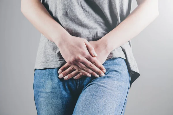 Giovane Donna Con Dolore Addominale Doloroso Con Mani Che Tengono — Foto Stock