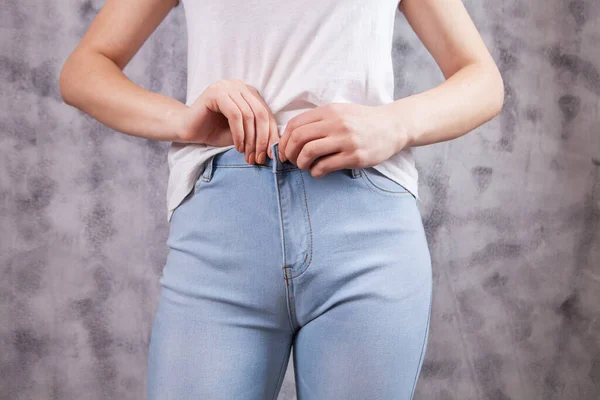 Bela Mulher Botões Até Jeans Azuis — Fotografia de Stock