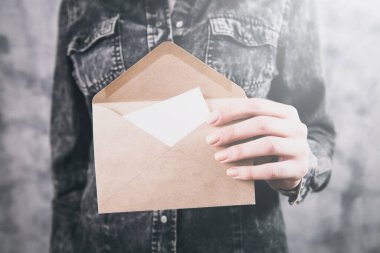 Elinde mektuplar tutan bir kız.