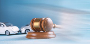 Araba ve tokmak modeli. Kaza davası ya da sigorta, dava.