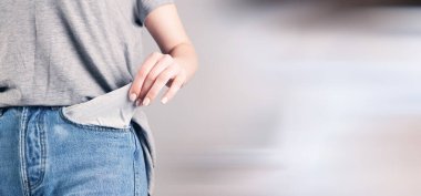 Kız boş ceplerini gösteriyor..