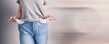 Kız boş ceplerini gösteriyor..