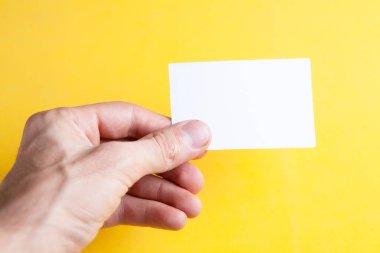 Masada notlar için küçük kağıt var.