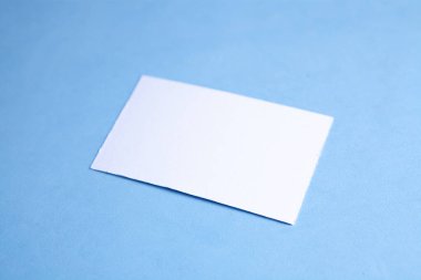 Masada notlar için küçük kağıt var.