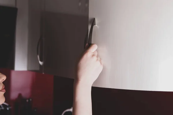 Mädchen Öffnet Möbel Der Küchentür — Stockfoto