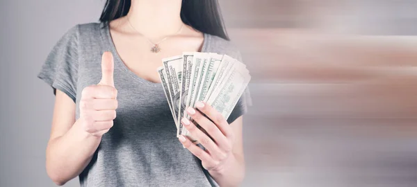 Het Meisje Houdt Geld Haar Handen Toont Haar Duim Naar — Stockfoto