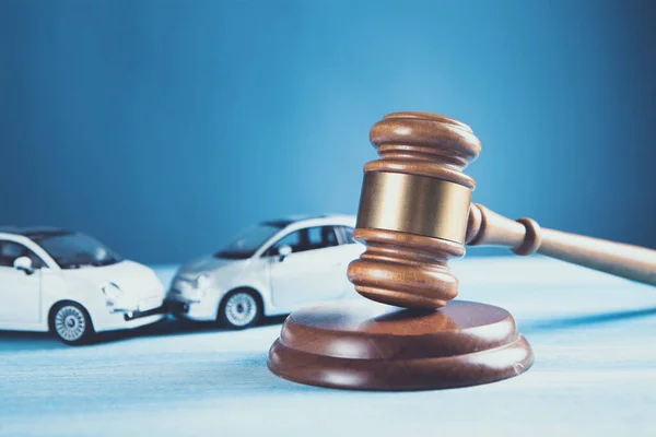 Μοντέλο Του Αυτοκινήτου Και Του Gavel Αγωγή Ατυχήματος Ασφάλιση Δικαστική — Φωτογραφία Αρχείου